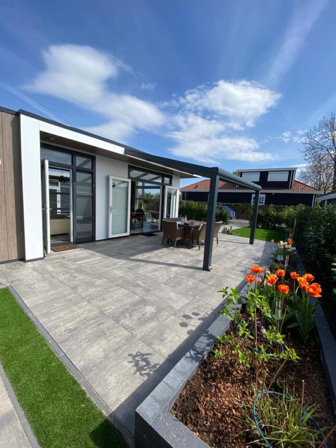 Luxus Cube Ferienhaus Chalet Am See Mit Schwimmbad In Lathum Nl Buitenkant foto