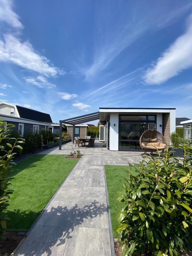 Luxus Cube Ferienhaus Chalet Am See Mit Schwimmbad In Lathum Nl Buitenkant foto
