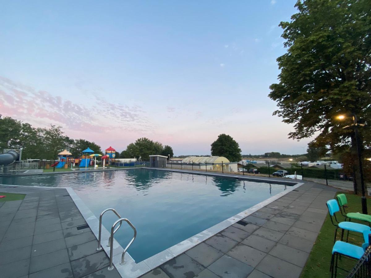 Luxus Cube Ferienhaus Chalet Am See Mit Schwimmbad In Lathum Nl Buitenkant foto