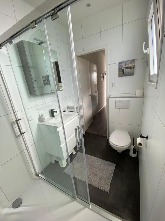 Luxus Cube Ferienhaus Chalet Am See Mit Schwimmbad In Lathum Nl Buitenkant foto