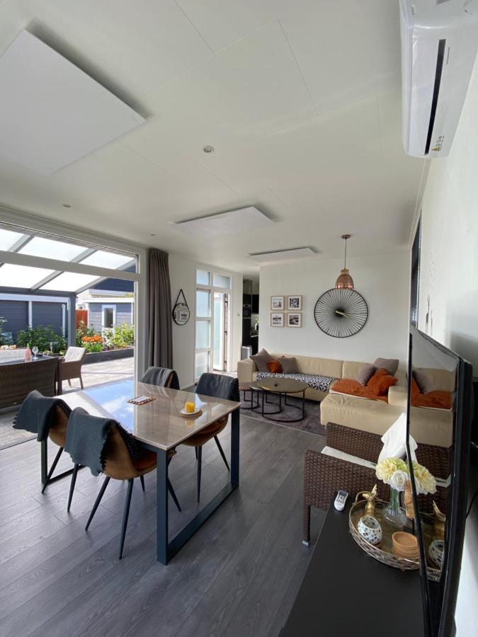 Luxus Cube Ferienhaus Chalet Am See Mit Schwimmbad In Lathum Nl Buitenkant foto