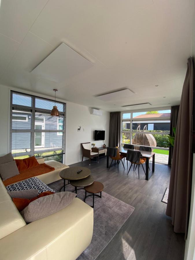 Luxus Cube Ferienhaus Chalet Am See Mit Schwimmbad In Lathum Nl Buitenkant foto