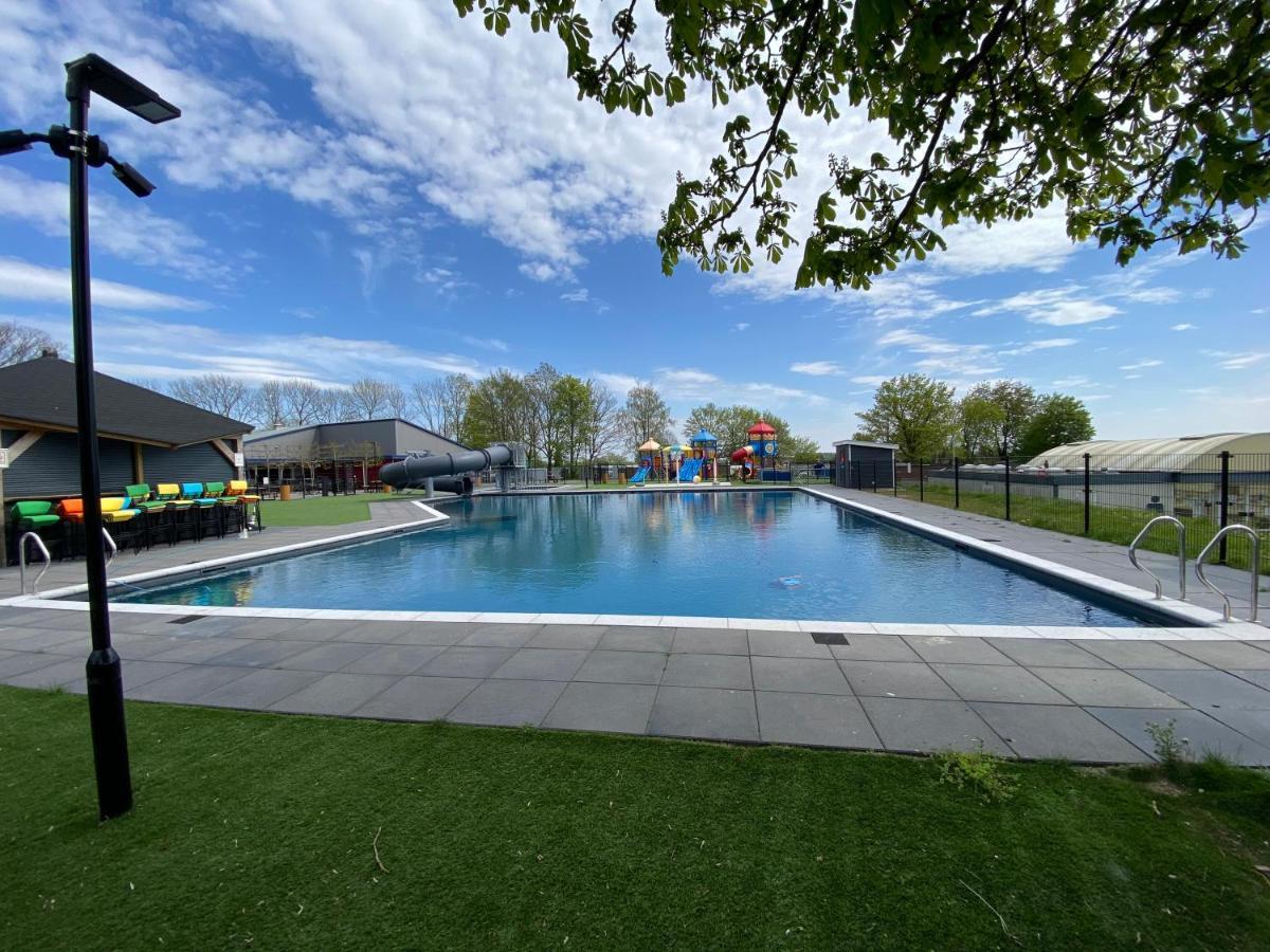 Luxus Cube Ferienhaus Chalet Am See Mit Schwimmbad In Lathum Nl Buitenkant foto