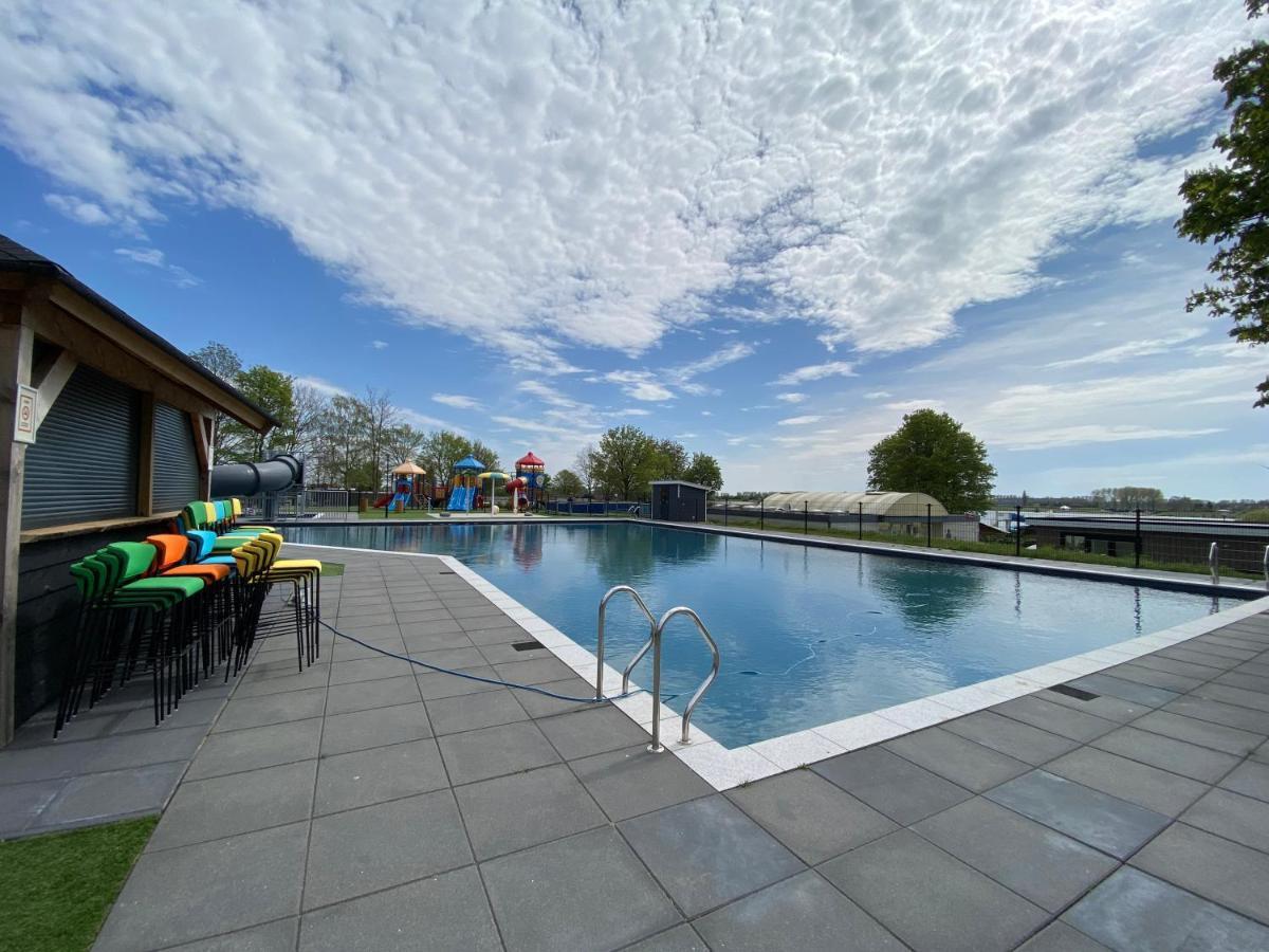 Luxus Cube Ferienhaus Chalet Am See Mit Schwimmbad In Lathum Nl Buitenkant foto