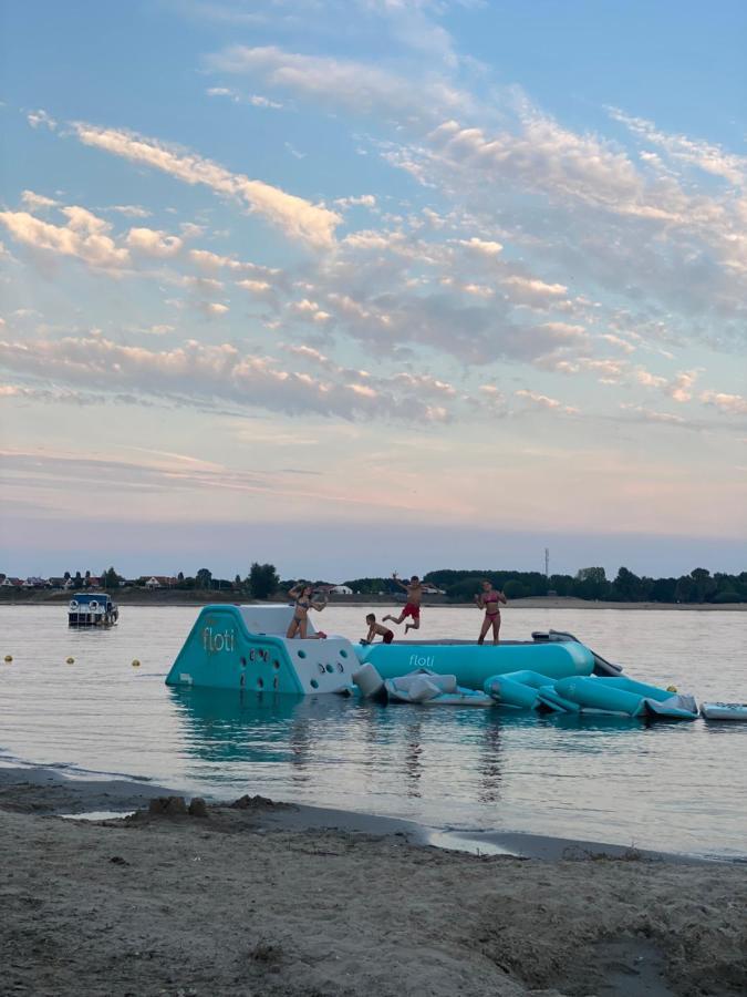 Luxus Cube Ferienhaus Chalet Am See Mit Schwimmbad In Lathum Nl Buitenkant foto