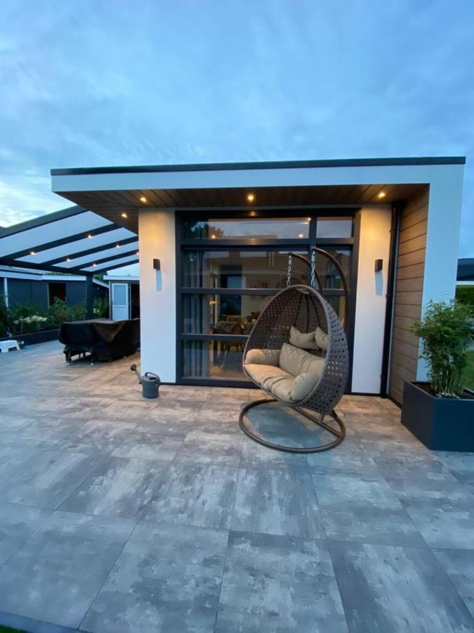 Luxus Cube Ferienhaus Chalet Am See Mit Schwimmbad In Lathum Nl Buitenkant foto