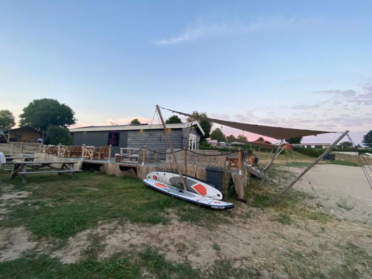 Luxus Cube Ferienhaus Chalet Am See Mit Schwimmbad In Lathum Nl Buitenkant foto