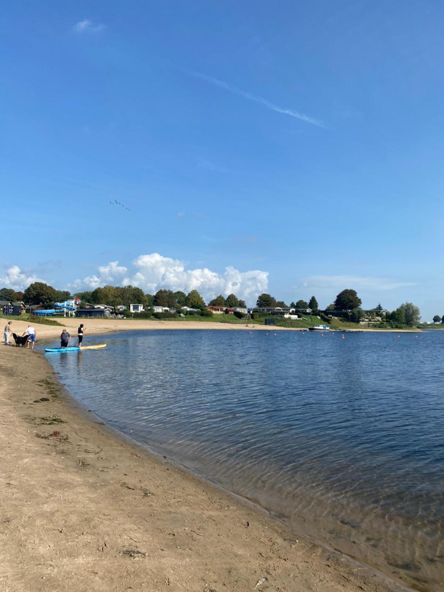 Luxus Cube Ferienhaus Chalet Am See Mit Schwimmbad In Lathum Nl Buitenkant foto