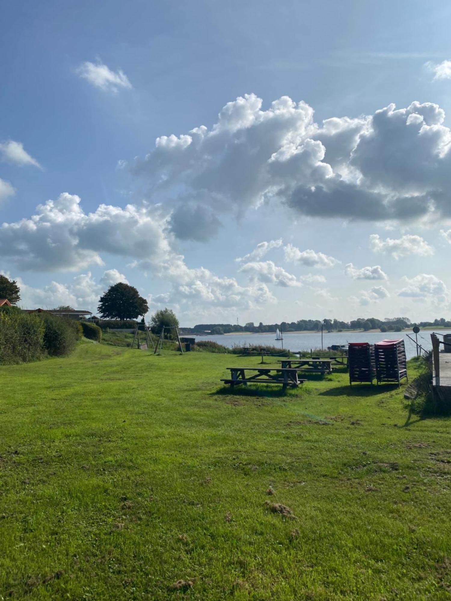 Luxus Cube Ferienhaus Chalet Am See Mit Schwimmbad In Lathum Nl Buitenkant foto