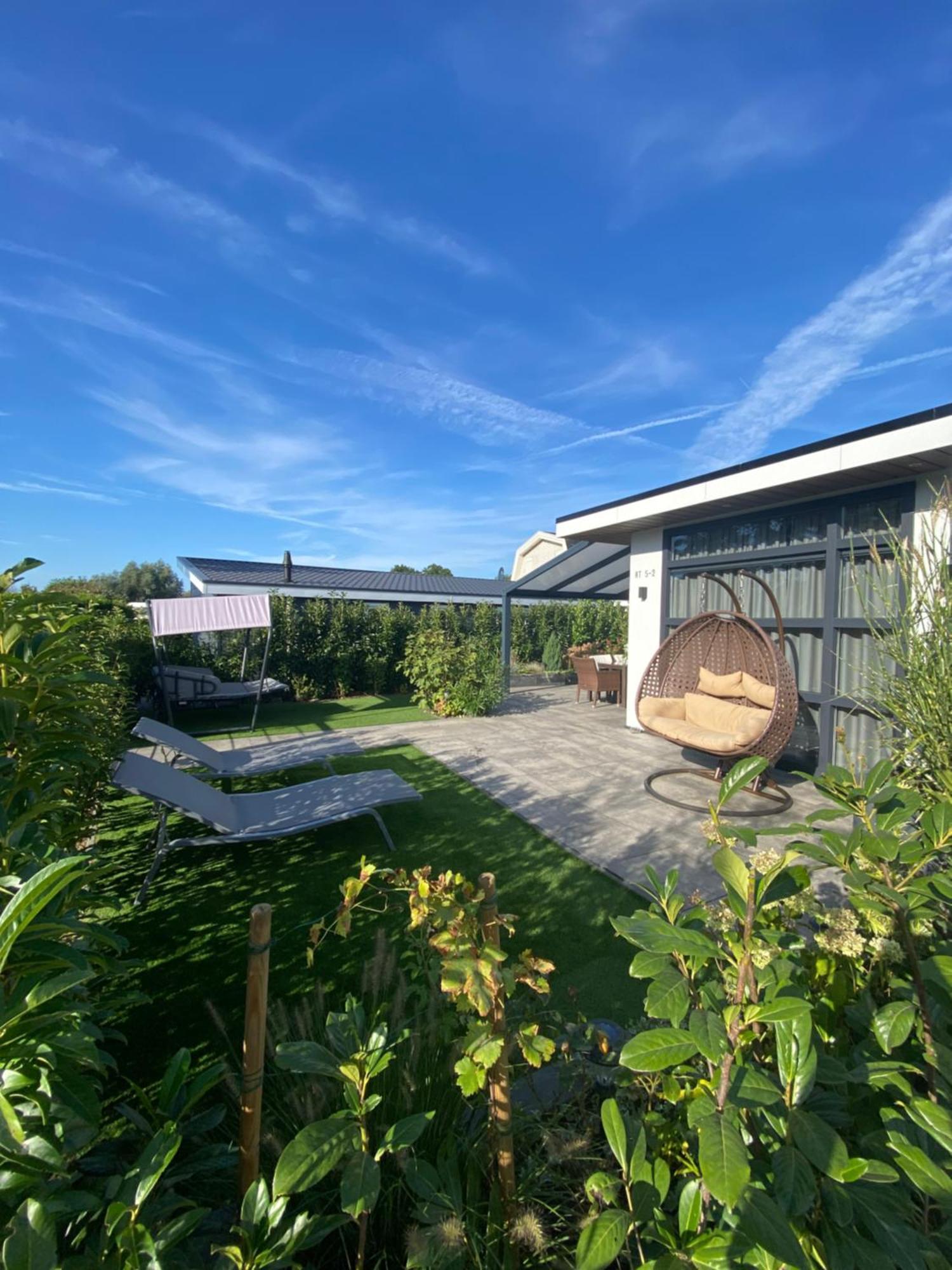 Luxus Cube Ferienhaus Chalet Am See Mit Schwimmbad In Lathum Nl Buitenkant foto