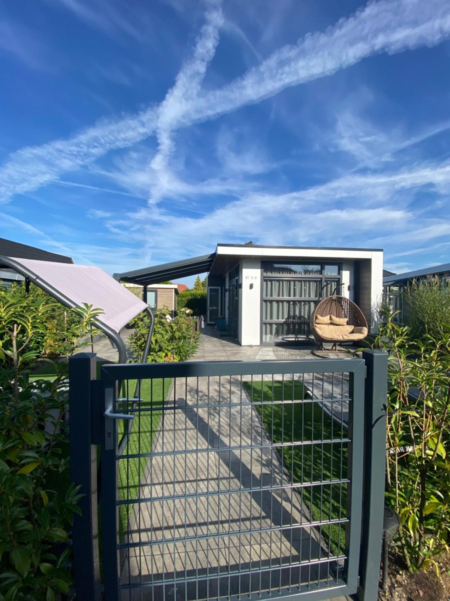 Luxus Cube Ferienhaus Chalet Am See Mit Schwimmbad In Lathum Nl Buitenkant foto